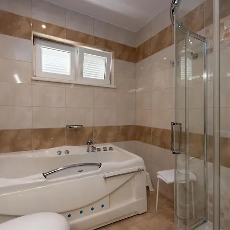 5 Bedroom Lovely Home In Poljane Feriehus *