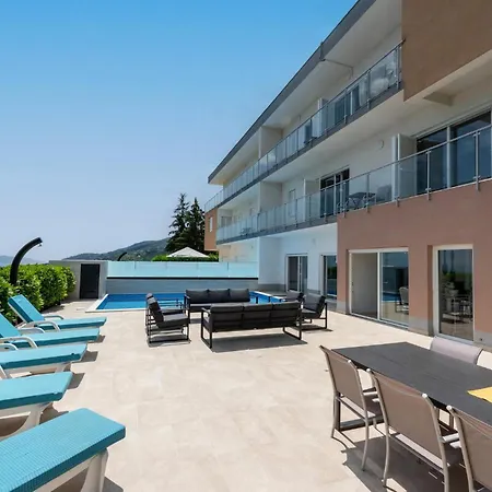 5 Bedroom Lovely Home In Poljane *