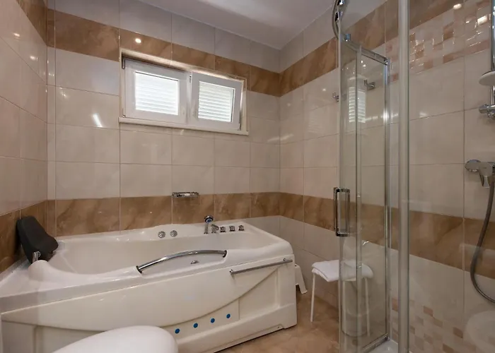 5 Bedroom Lovely Home In Poljane Σπίτι διακοπών *